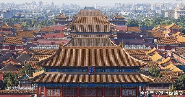 日本女孩到北京故宫游玩,看到墙上的一幅画非常惊奇这不是我吗!