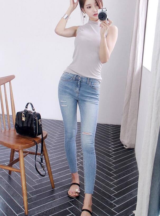 清纯漂亮的牛仔裤女神，秀出迷人曲线，很有吸引力！