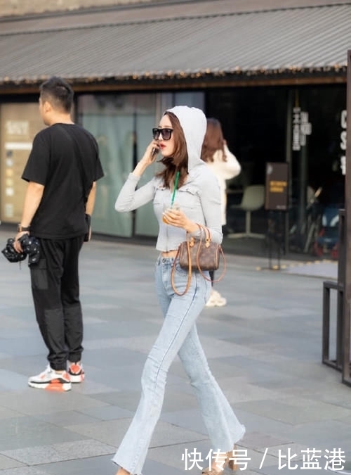 『偶遇』街拍:成都街头偶遇的美女,这牛仔裤也太好看了吧!被种草了!