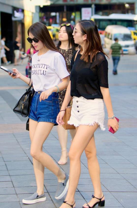 街拍:超高颜值的潮流美女,每个都是精致的女孩