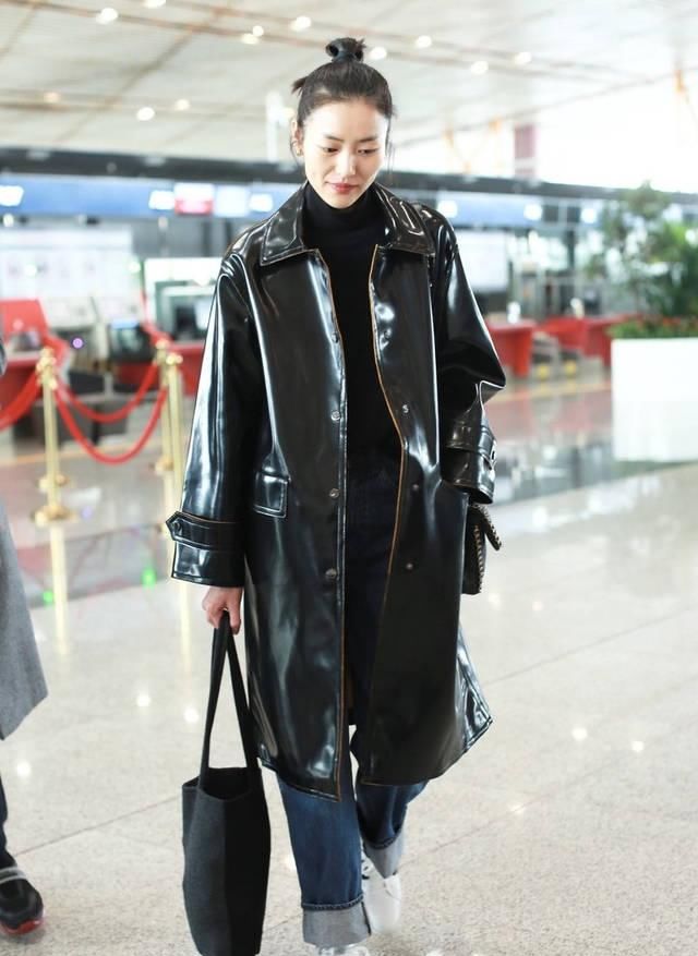  没错@春季换件风衣吧，今年流行复古皮风衣，跟刘雯学肯定没错