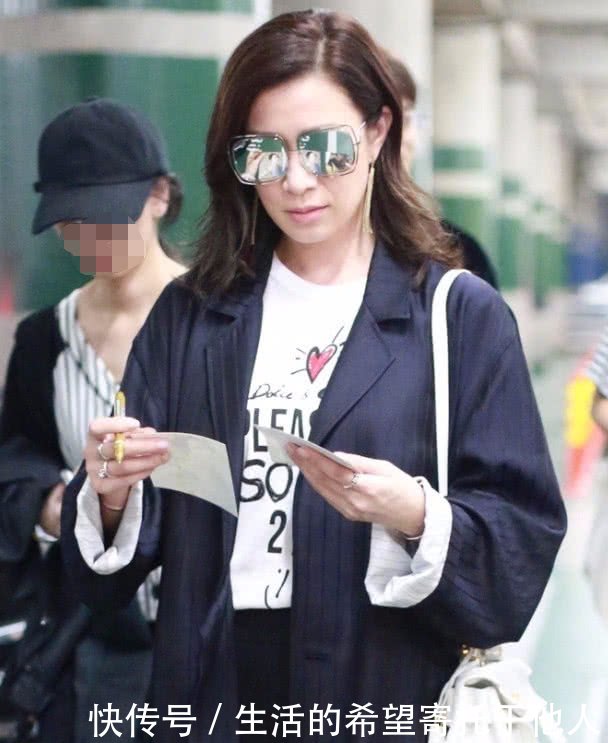 佘诗曼机场亮相，西装上身变身霸气女王，看到鞋子笑喷了！