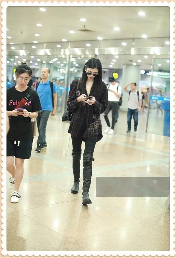 奚梦瑶这靴子咋穿进去的？对自己真狠，网友：腿细果然是王道！