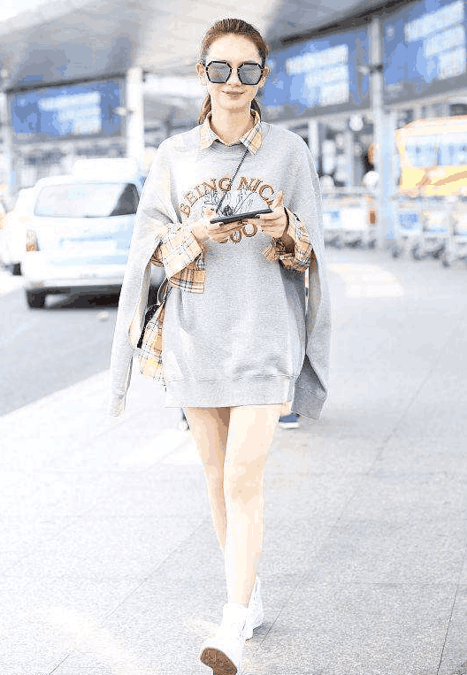 戚薇也太敢穿了, 下半身的“柱子”好显目, 网友: 这腿简直跪了