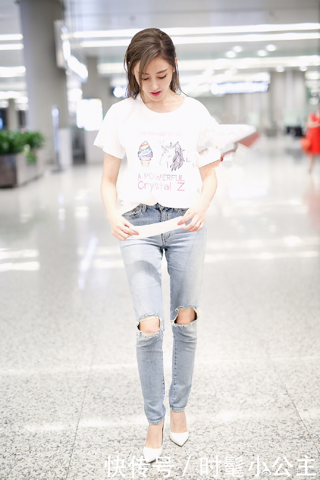 张天爱太大胆！短裤都短到纽扣这儿了，网友：非逼着人看三角区吗