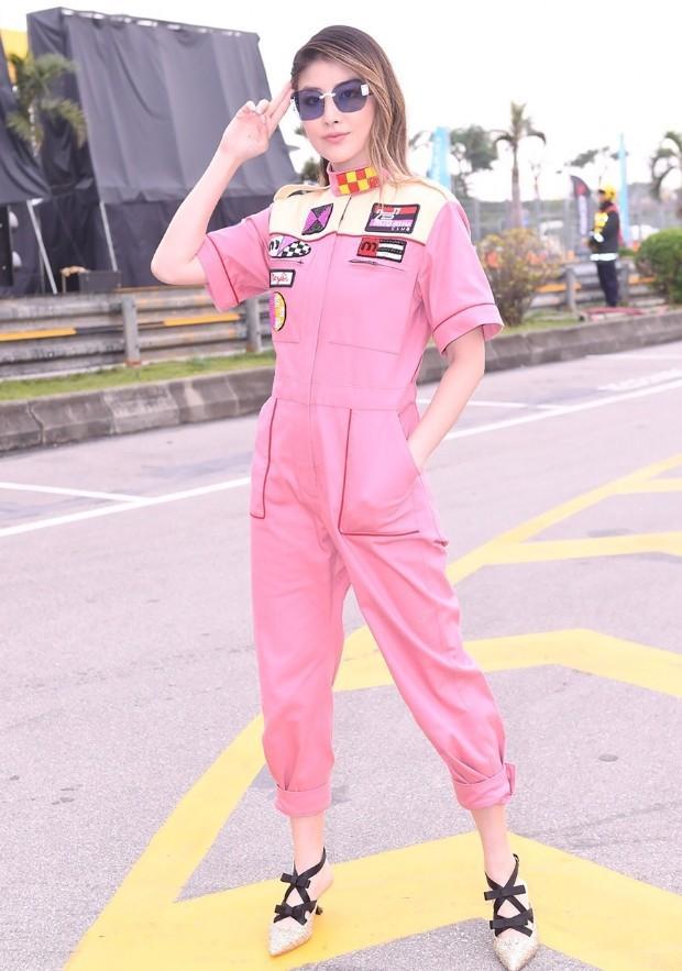 她出生豪门却非常低调，在最红时嫁给了青梅竹马，长得美衣品好！