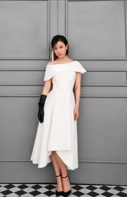 当孙俪和吴昕同穿一条裙子，终于见识到真正的“纸片肩”长啥样了