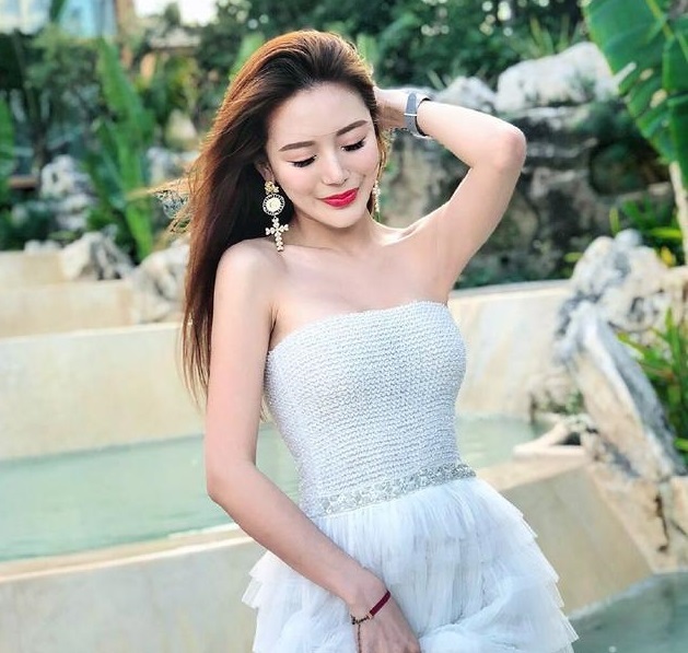 白色抹胸连衣裙，气质中带着几分温婉还带着几分小妩媚的气质