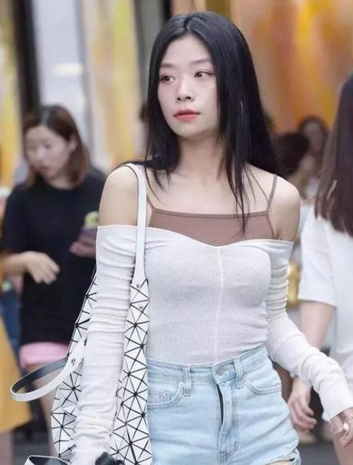  【美女】美女时尚街拍：面带笑容的美女，一件黑色上衣配黑色长裤，青春活力气息