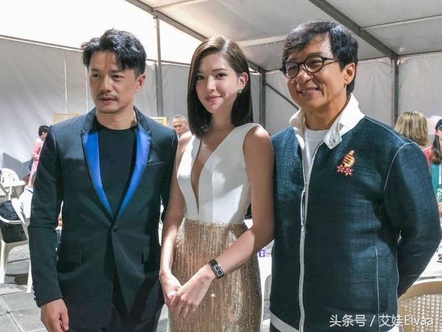 34岁许玮宁穿领口低到肚脐眼的上衣，下装还是露腿装，真的是太拼