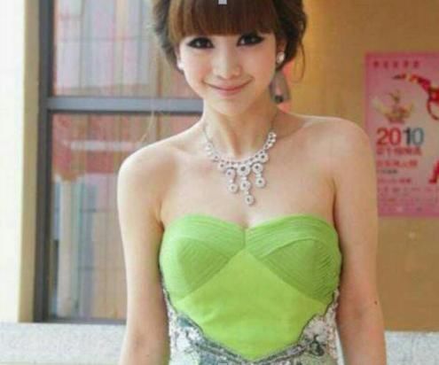 杨幂穿绿裙，迪丽热巴穿绿裙，古力娜扎穿绿裙，好身材一览无遗！