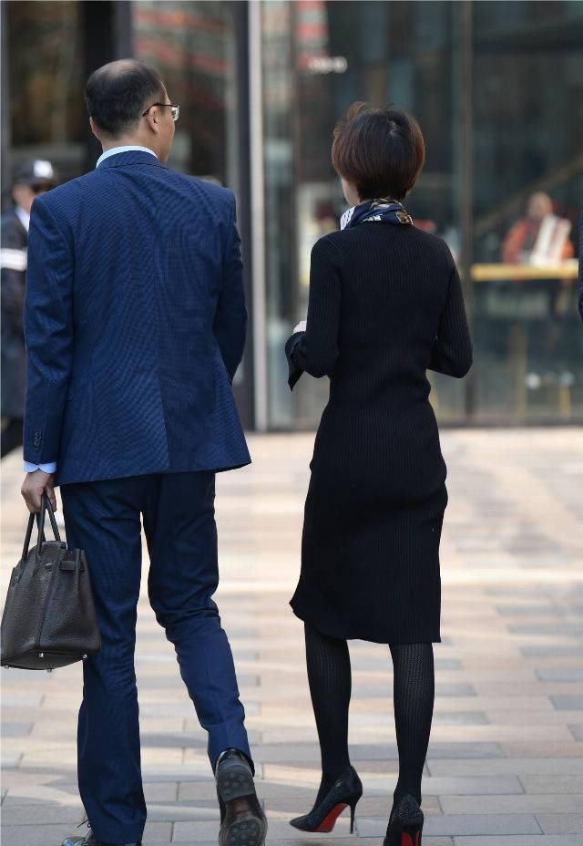  #针织#黑色丝袜搭配高跟鞋，春季搭配更好看，紧身针织长裙更显身材