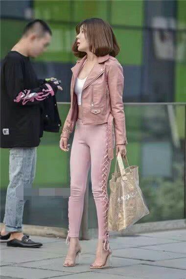 打底裤展现出浓浓街头欧美风，十分有范儿