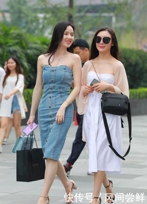 #白皙#白皙的皮肤，搭配浅色牛仔裙，这就是清纯