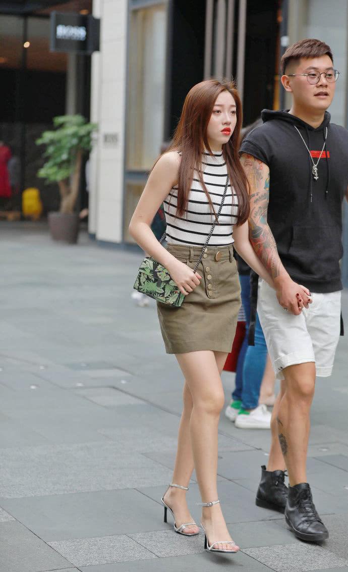 美女街拍, 小姐姐气质优雅, 尽显潮流, 呈现出现代韵味