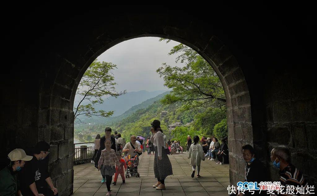 都江堰:境界丨四月芳菲 畅游都江堰