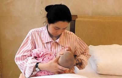  产后：产后第一次给宝宝哺乳什么感觉？这些技巧和方法，让新生儿发育好