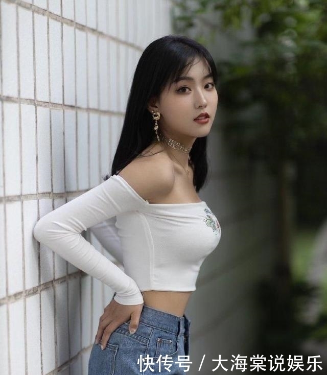 「拥有」拥有“天鹅颈”的女生,穿简单抹胸衫照样美如雪,?白腿非常吸睛