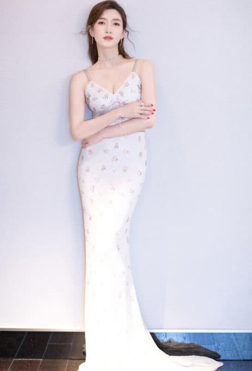 江疏影撞脸杜鹃?一身水钻深V裙包裹,好一个“蛇蝎美人”!