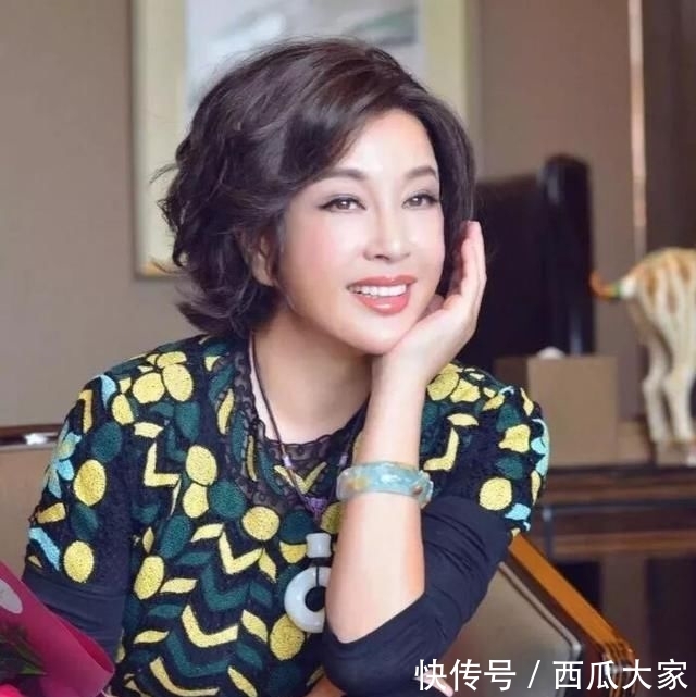  『女人』拥有贵妇感的女人通常很少戴黄金，这三样首饰才更显大气优雅