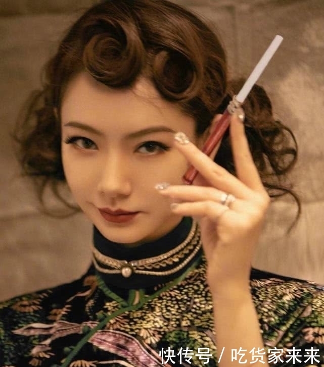胯部：裙摆开叉到胯部，抬腿侧转还有亮点！，戚薇旗袍装风格大胆