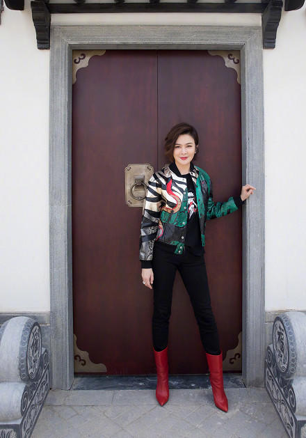 关之琳简直了，一把年纪还敢穿这种深V裙，裙口这图案也是夸张