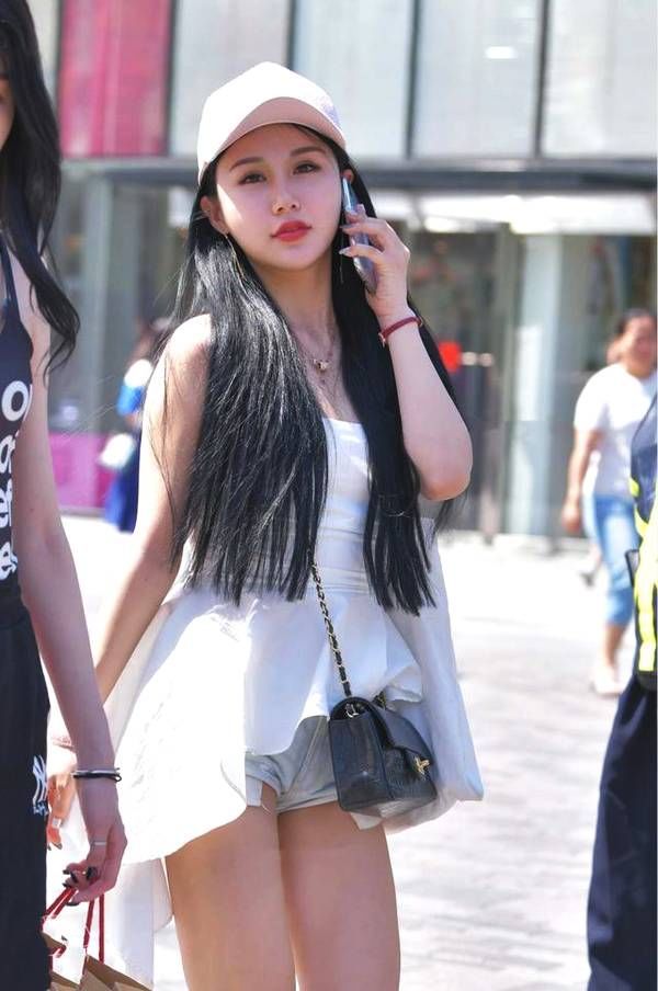 街拍：年轻有活力的美女魅力四射，穿出自己的个性和味道！