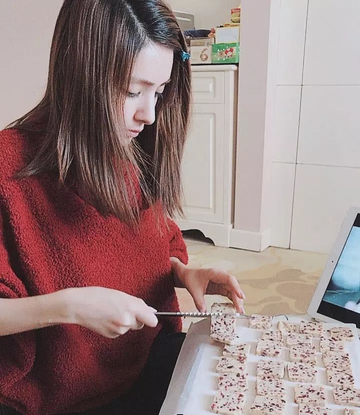 麦迪娜不规则短裙，包包一直遮挡三角区，蹲地上黑色底裤都露出了