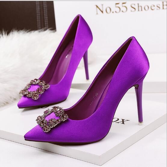 要想有女人味一点，首先得有一双性感的细跟尖头高跟鞋