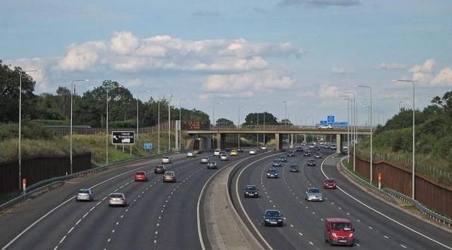  #高速#高速的三条车道中哪一条最安全？交警给出了正确的答案，你是对的吗？