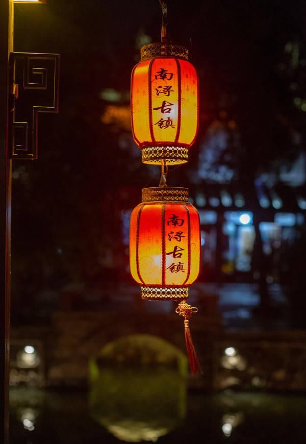 浙江一古镇白天门票100元，现增设夜游项目，却对游客免费开放