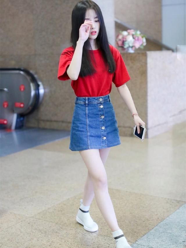 鞠婧祎真会玩，身上扣子越穿越多，小个子还能这么穿？