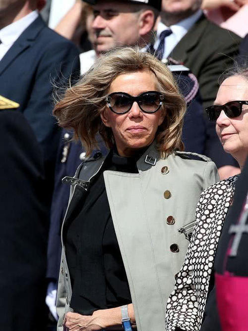 法国第一夫人经典照：和型男同行，很开心，最后一张笑到发型凌乱