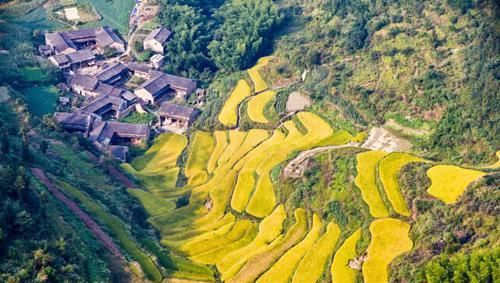浙江深山藏香格里拉，没有公路不通车，最危险处90度须手脚并用爬