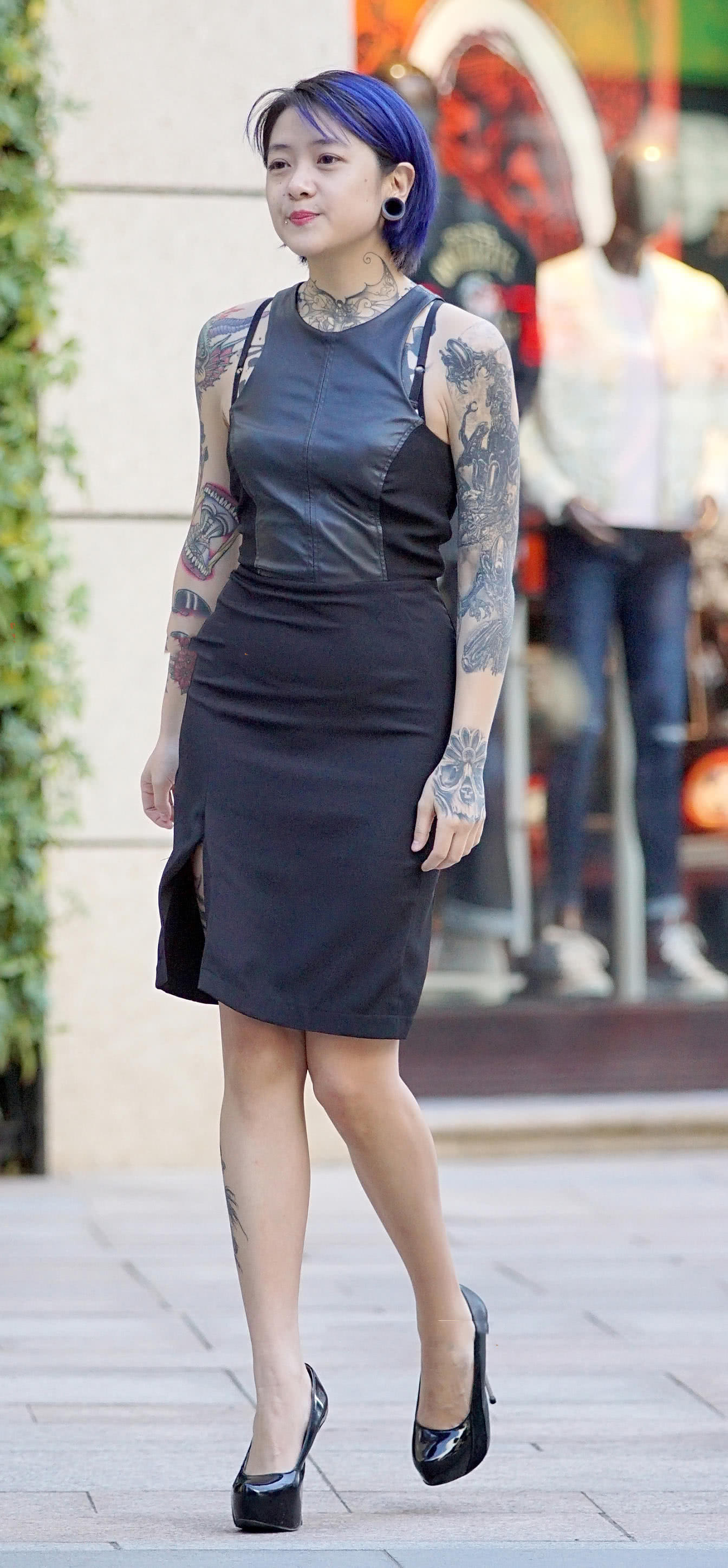 气质小姐姐连衣裙裹不住那溢出的美，满身的纹身和清秀的小脸完全