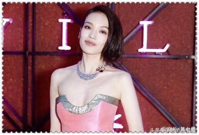 抹胸裙：刘亦菲baby现精致美，陈妍希选错颜色，而舒淇选错了花色