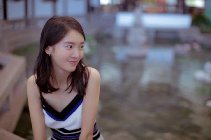 金晨生日当天启程纽约时装周，一身蓝白条纹吊带长裙现身机场