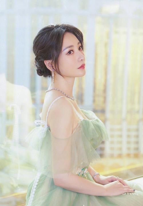 [ 清纯]从“性感女神”变邻家少女，气质清纯哪像40岁，换下低胸装的柳岩