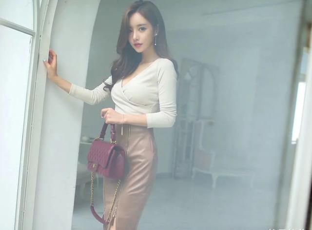  「美女」半身皮裙造型，可以提升女人的清纯感