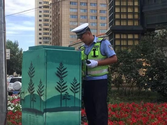 哈尔滨警方辟谣“辅警当街小便” 造谣者被拘15天