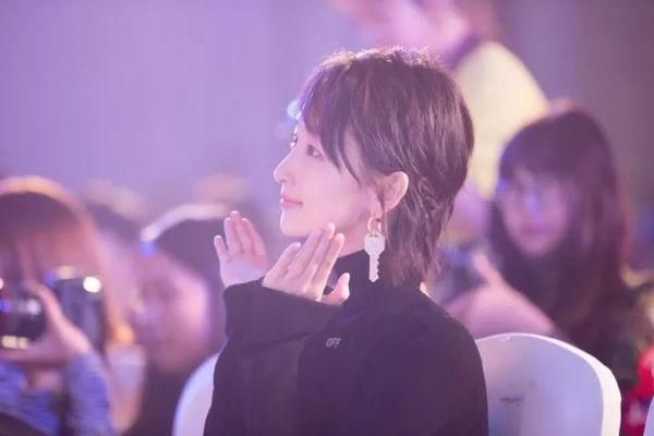 周冬雨这本短发教科书也出Bug了？竟然连她都不知道…….