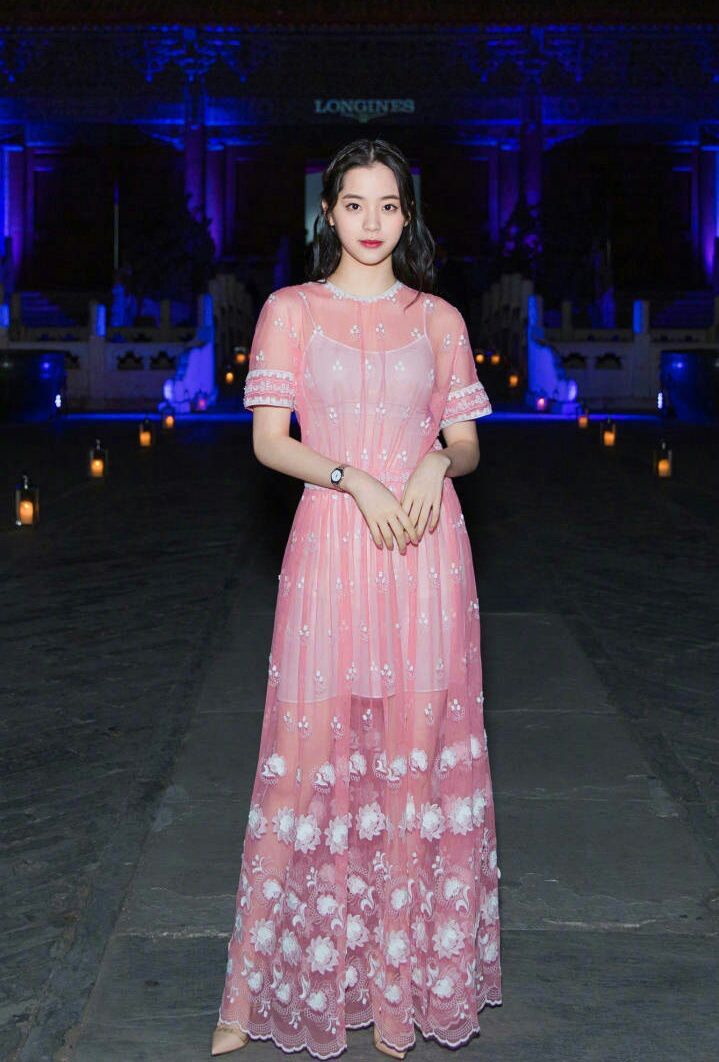 同穿粉色裙，赵丽颖迪丽热巴甜如初恋，而欧阳娜娜却显老气