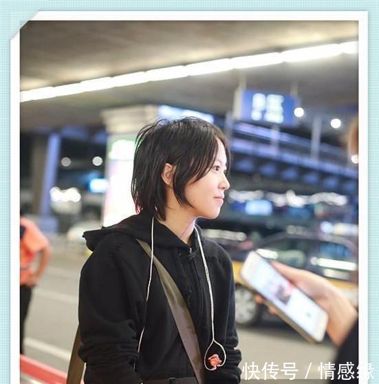 窦靖童再现机场，终于把茶缸抛弃了，可一个转身我发现我错了！