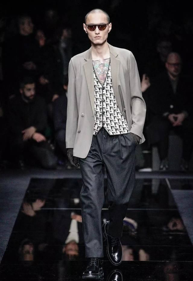  「延续」85岁的Armani先生，一直延续自己的风格，优雅简约的更加年轻化