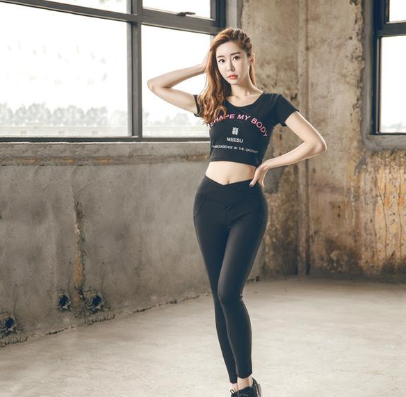 时髦的紧身裤，穿上后彰显好身材，显得干练秀美！