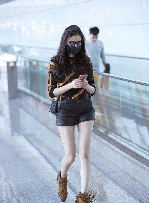 张天爱穿10年前短裙扮嫩,网友:腿多细?穿了袜子鞋口还装不满!