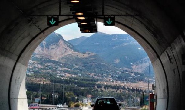  新手：为什么进隧道老司机都不靠右侧行驶？原因大有讲究，新手