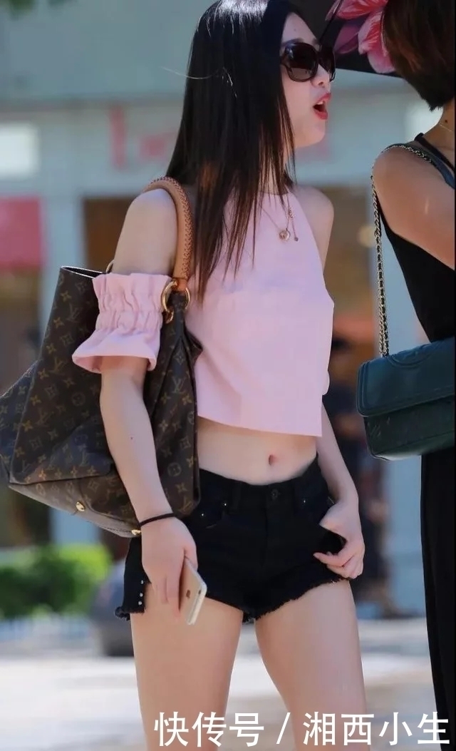 街拍：炎炎烈日的夏天，热裤配上凉高跟可以说是美女们最喜爱的搭