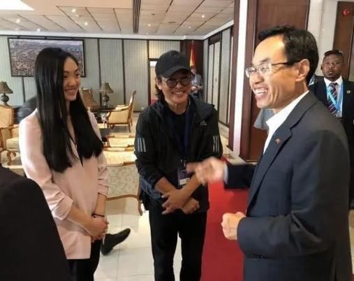 李连杰@带大女儿跟马云聚餐,一桌子人一个比一个时尚,李连杰蓄起了长发