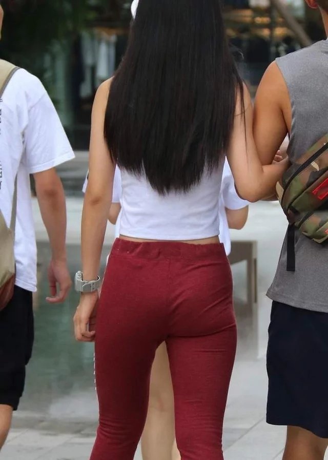 丰腴身材的小姐姐总喜欢穿紧致修身的紧身裤,勾勒身形更加性感吸